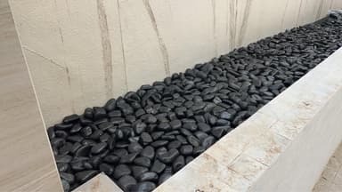 หินดำบาหลี ตกแต่งขอบม่านน้ำ